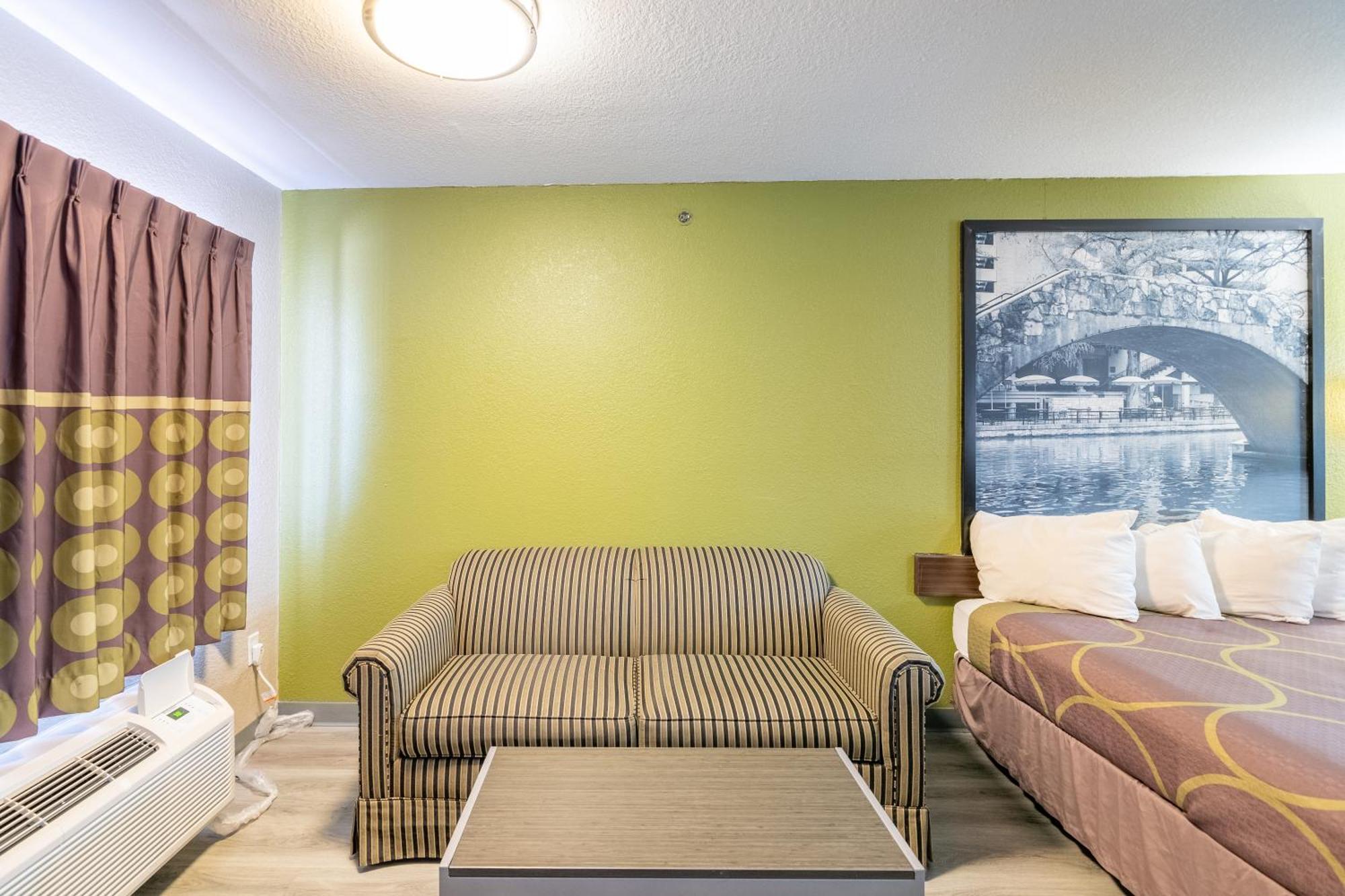 Super 8 By Wyndham San Antonio/Riverwalk Area Exterior foto